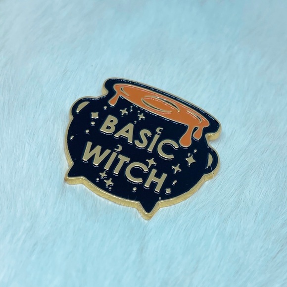 Halloween 2023 Basic Witch Bubbling Cauldron Enamel Pin - Picture 1 of 1